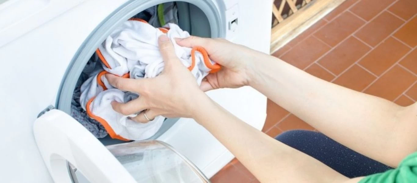 Απολύμανση πλυντηρίου: To κόλπο για να εξαφανίσετε μικρόβια και δυσάρεστες οσμές σε 10 λεπτά